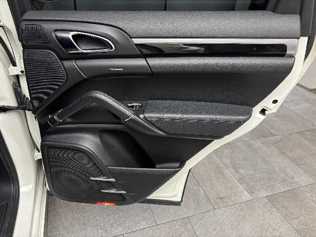 PORSCHE CAYENNE 2012 Image 35