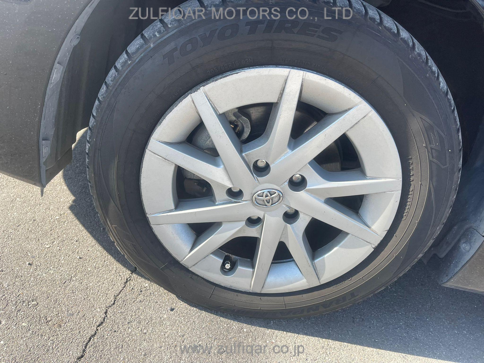 TOYOTA PRIUS ALPHA 2015 Image 10