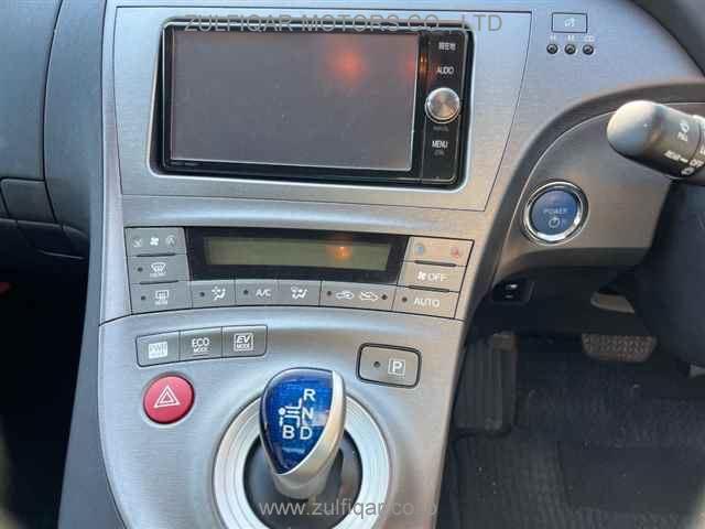 TOYOTA PRIUS 2015 Image 6