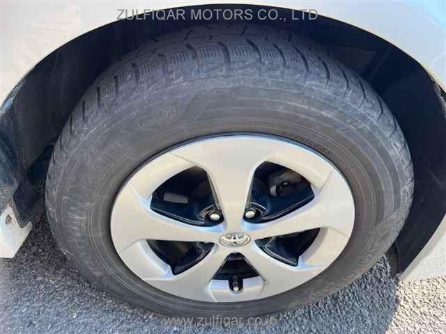 TOYOTA PRIUS 2015 Image 9