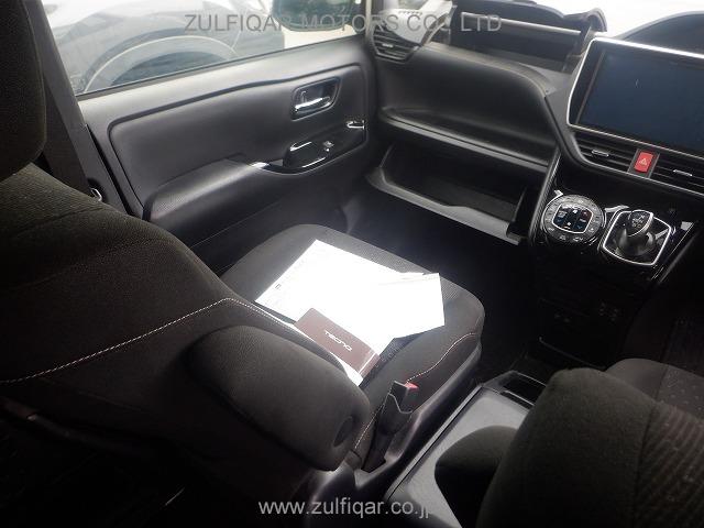 TOYOTA NOAH 2017 Image 12