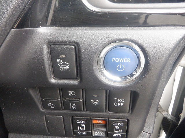 TOYOTA NOAH 2017 Image 21