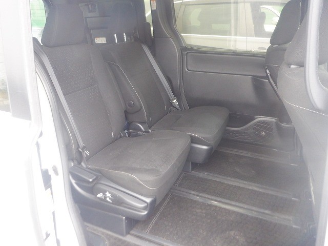 TOYOTA NOAH 2017 Image 23