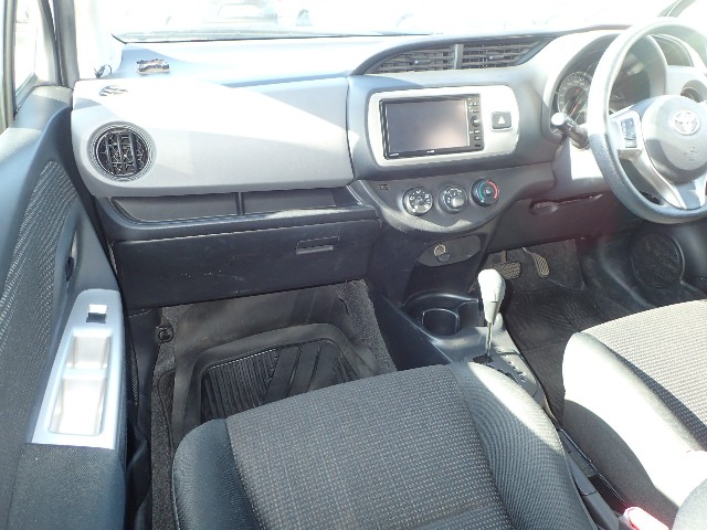 TOYOTA VITZ 2014 Image 19