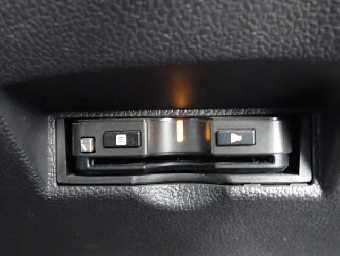 TOYOTA PRIUS 2018 Image 8