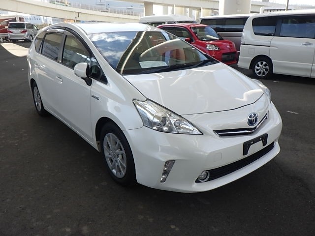 TOYOTA PRIUS ALPHA 2013 Image 30