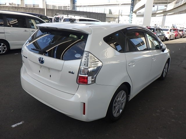 TOYOTA PRIUS ALPHA 2013 Image 32
