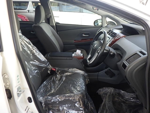 TOYOTA PRIUS ALPHA 2013 Image 33