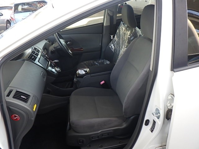 TOYOTA PRIUS ALPHA 2013 Image 35