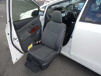 TOYOTA PRIUS ALPHA 2013 Image 9