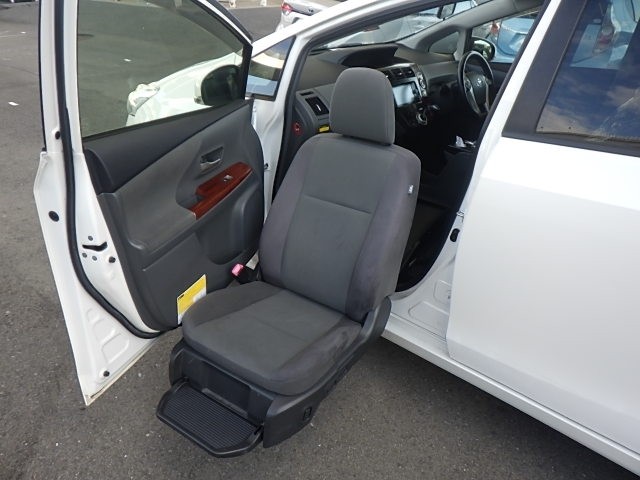 TOYOTA PRIUS ALPHA 2013 Image 36