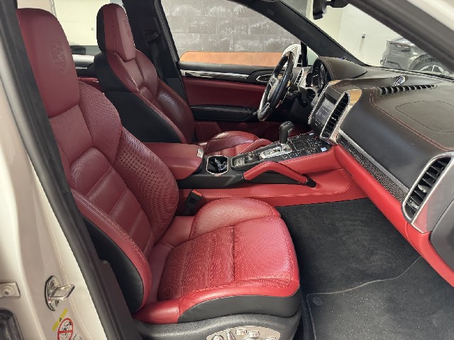 PORSCHE CAYENNE 2015 Image 38