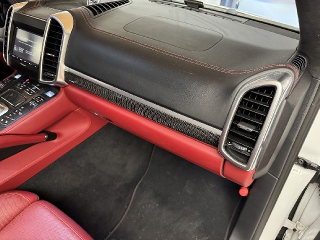 PORSCHE CAYENNE 2015 Image 42