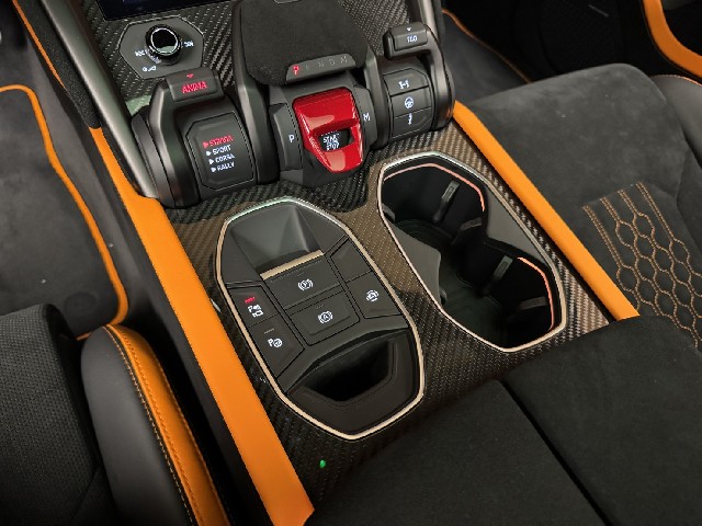 LAMBORGHINI URUS 2025 Image 72