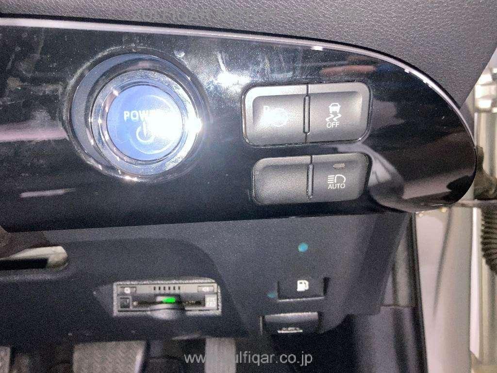 TOYOTA PRIUS 2018 Image 12