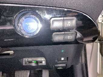 TOYOTA PRIUS 2018 Image 12