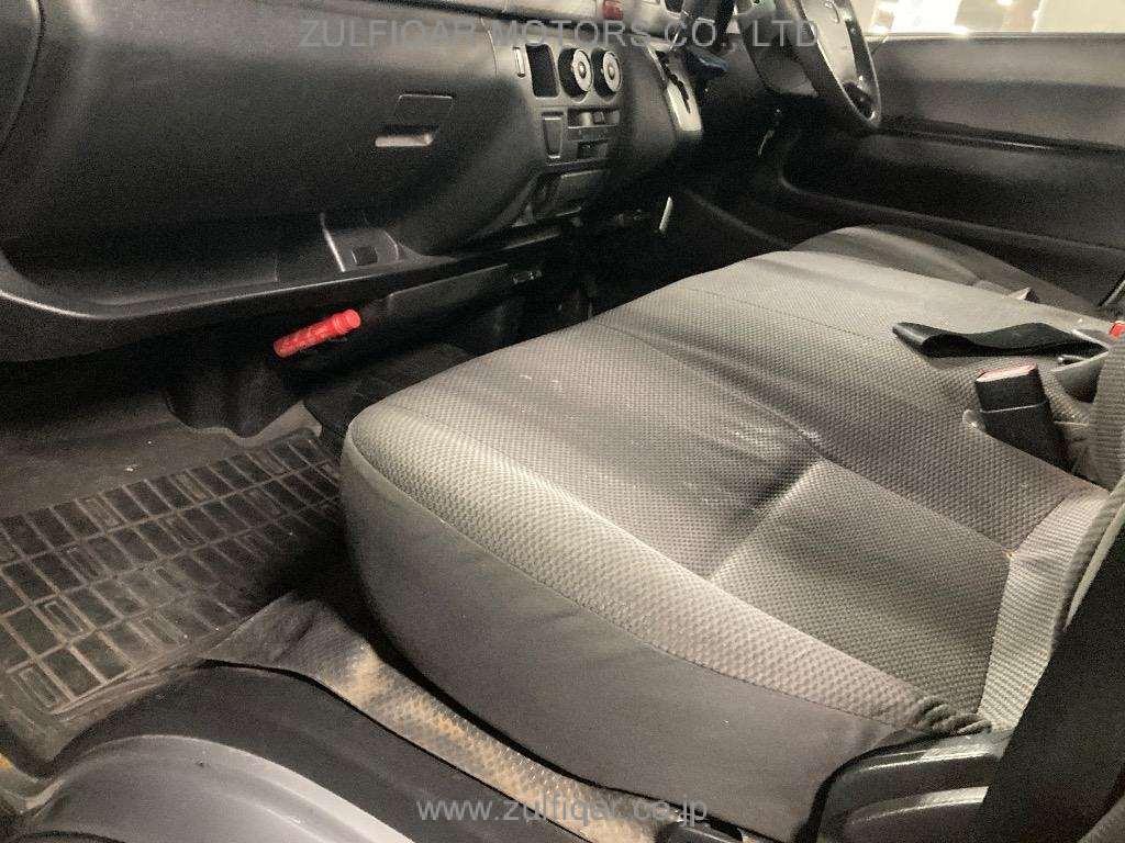 TOYOTA HIACE 2013 Image 12