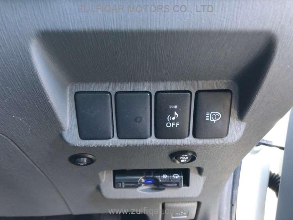 TOYOTA PRIUS ALPHA 2013 Image 7