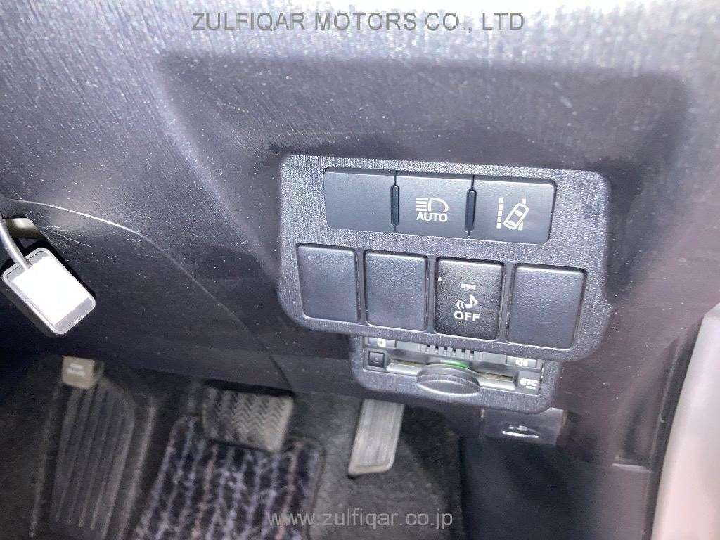 TOYOTA PRIUS ALPHA 2019 Image 7