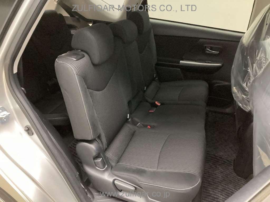 TOYOTA PRIUS ALPHA 2019 Image 8