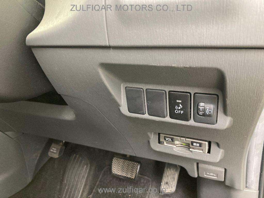 TOYOTA PRIUS ALPHA 2013 Image 5