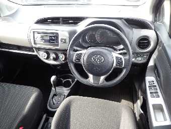 TOYOTA VITZ 2014 Image 9