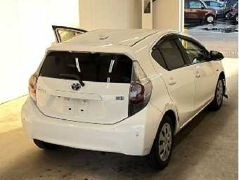 TOYOTA AQUA 2012 Image 2