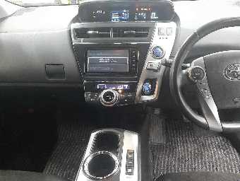 TOYOTA PRIUS ALPHA 2015 Image 9