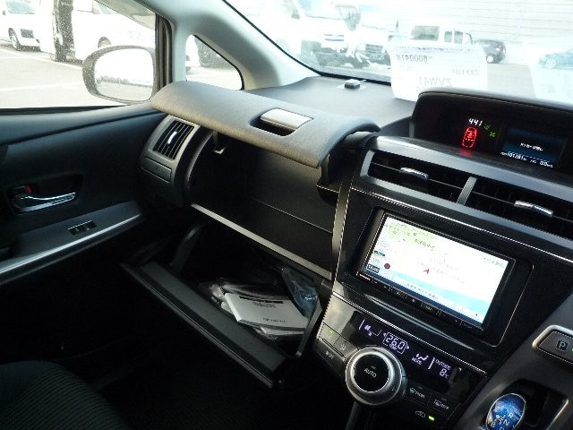 TOYOTA PRIUS ALPHA 2021 Image 24