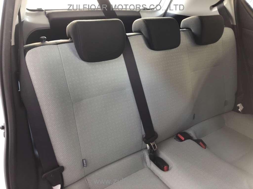 TOYOTA AQUA 2019 Image 7