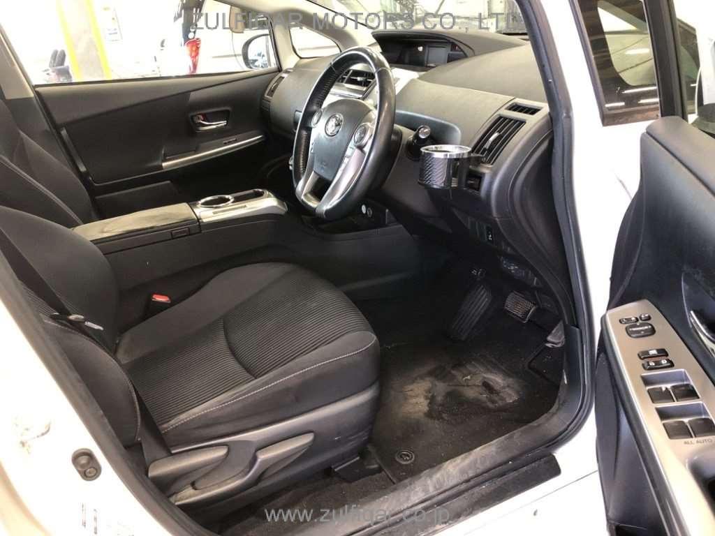 TOYOTA PRIUS ALPHA 2015 Image 5