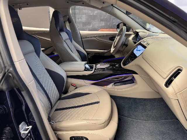ASTON MARTIN DBX 2023 Image 28
