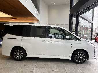 TOYOTA VOXY 2023 Image 4