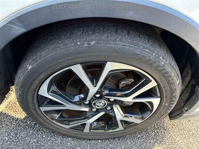 TOYOTA C-HR 2018 Image 9