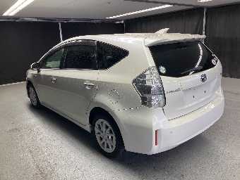 TOYOTA PRIUS ALPHA 2014 Image 2