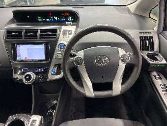 TOYOTA PRIUS ALPHA 2013 Image 8