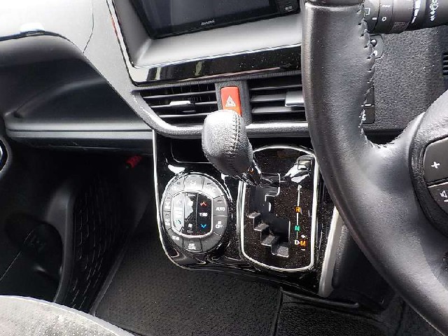 TOYOTA VOXY 2021 Image 25