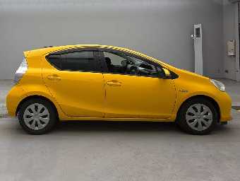 TOYOTA AQUA 2013 Image 6