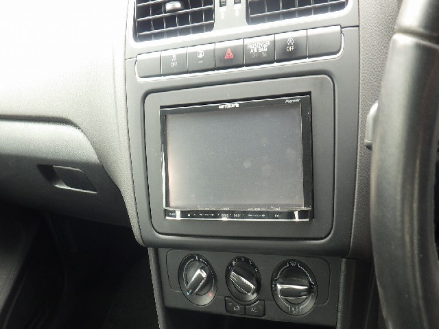 VOLKSWAGEN POLO 2012 Image 22