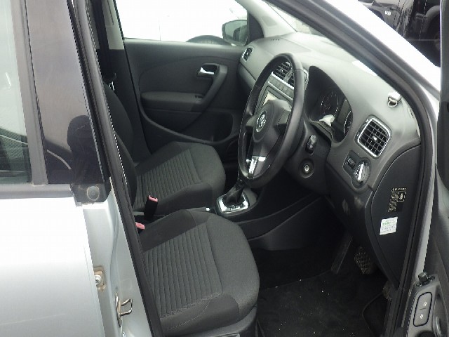VOLKSWAGEN POLO 2012 Image 25