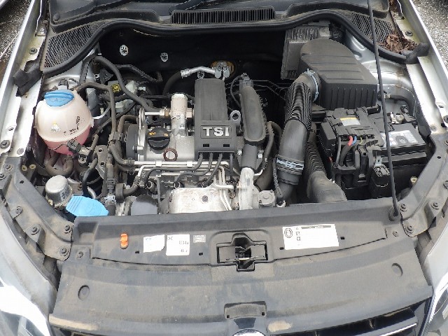 VOLKSWAGEN POLO 2012 Image 32