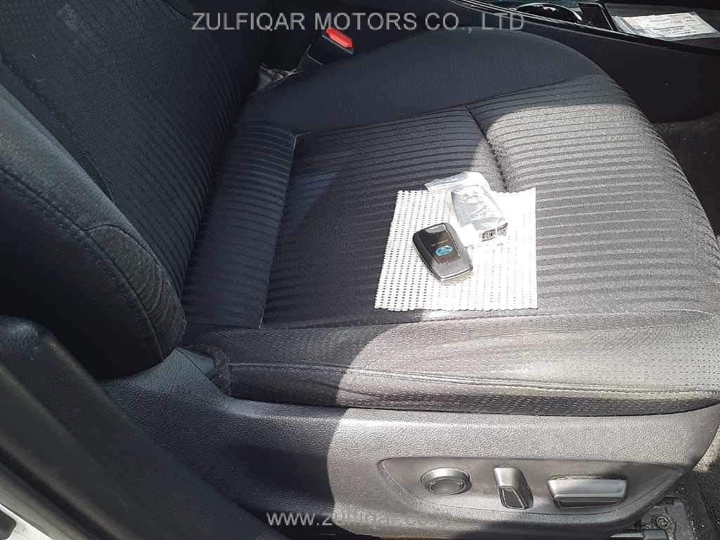 TOYOTA PRIUS 2019 Image 10