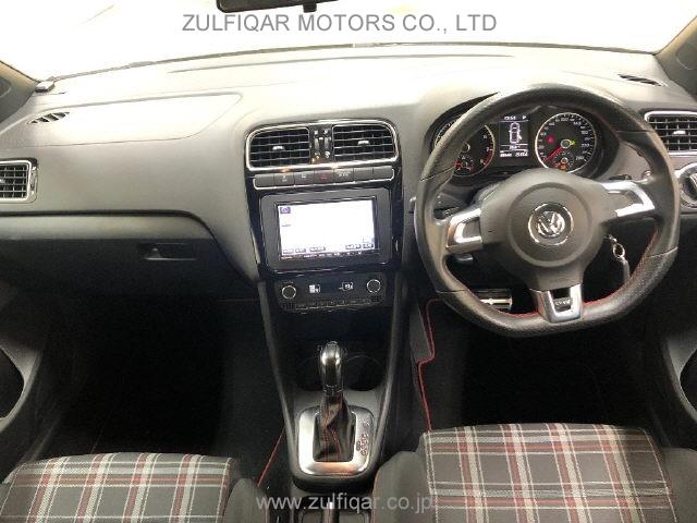 VOLKSWAGEN POLO 2011 Image 5