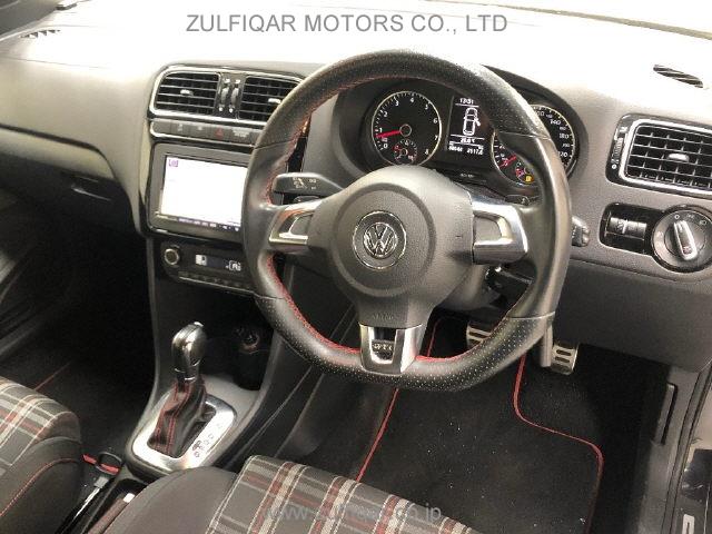 VOLKSWAGEN POLO 2011 Image 6