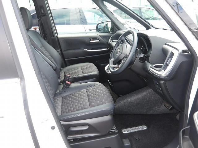TOYOTA VOXY 2023 Image 19