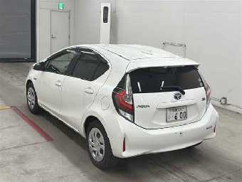 TOYOTA AQUA 2018 Image 2