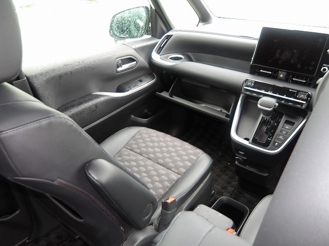 TOYOTA VOXY 2023 Image 24