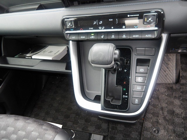TOYOTA VOXY 2023 Image 26