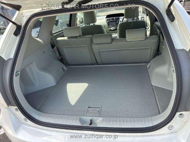 TOYOTA PRIUS ALPHA 2014 Image 8