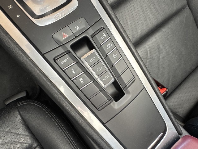 PORSCHE 911 2016 Image 48
